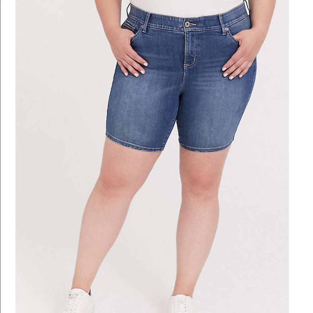 🆕 SKINNY BERMUDA SHORT STRETCH MEDIUM WASH